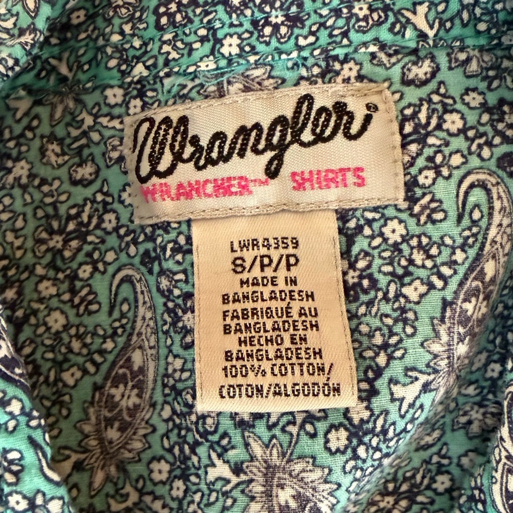 Wrangler snap button shirt. Womens size Small - Picture 2 of 4